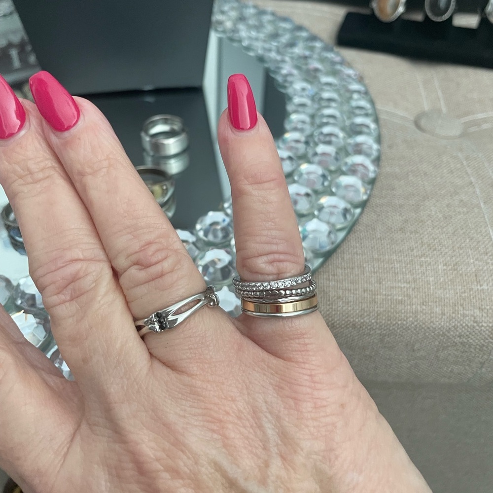 🎉🎉✨Silvertone Twist Band Ring✨Size 7.7-8 Like New - Picture 5 of 7